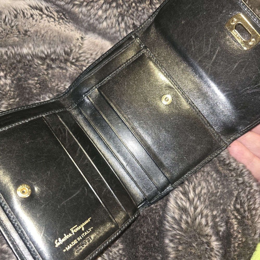 Salvatore Ferragamo Tri Fold Gancini Wallet Black - Picture 4 of 8